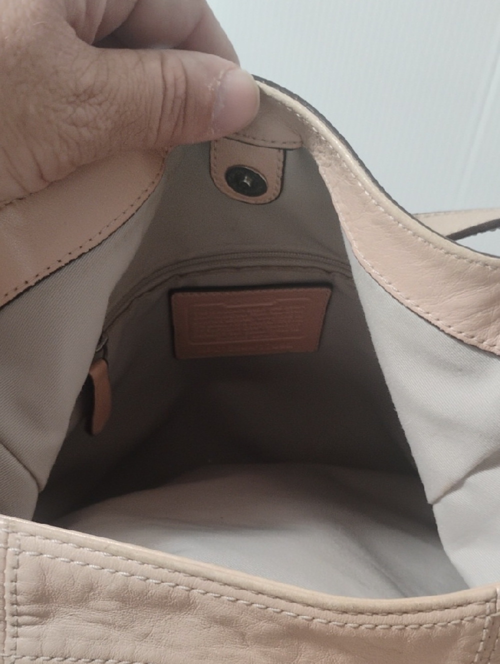 Coach Soho Lynn leather hobo shoulder bag In Shell Pink - Pre-loved Signs Of Use - Picture 7 of 14